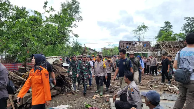 Masyarakat Korban Angin Puting Beliung di Bondowoso Dimuat di Ruangan Sekolah SD